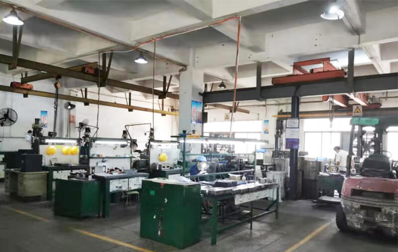 模房：線(xiàn)切割機，火花機，銑床，大磨床，精雕機共30臺。